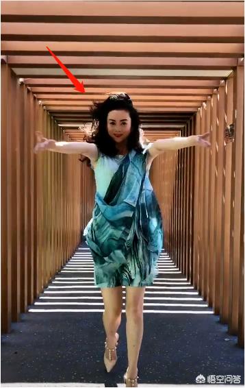 朱军的妻子:朱军在老婆大风中起舞似少女太撩人，朱军赋闲在家老婆不介意吗？