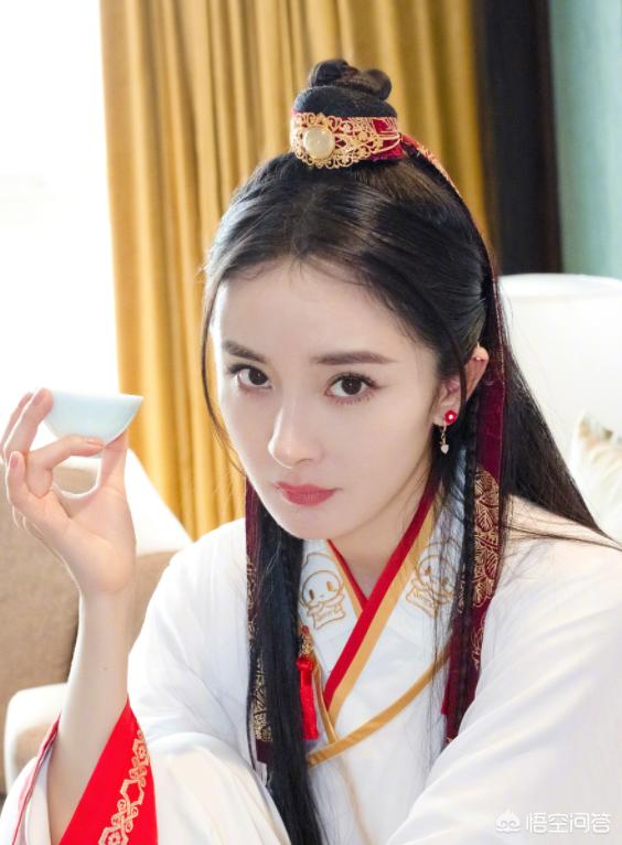 杨幂被邓伦拖了一米远:《密逃3》再现三生三世拍摄地，化身白浅的杨幂是被什么吓哭的？