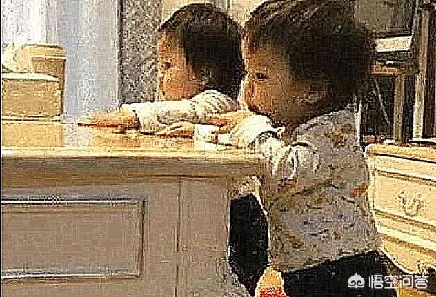 张杰谢娜结婚照片:张杰打完疫苗心情好，回家晒出双胞胎照片，你们觉得萌翻了吗？