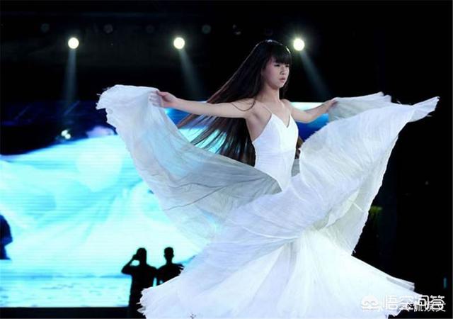 杨丽萍侄女小彩旗:杨丽萍10年都戴帽子,还以为是装饰品,摘下帽子后,你啥感觉