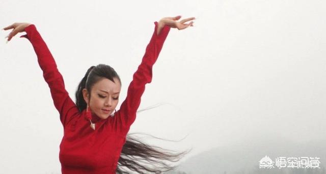 杨丽萍侄女小彩旗:杨丽萍10年都戴帽子,还以为是装饰品,摘下帽子后,你啥感觉