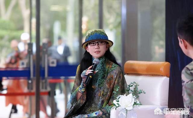 彩旗杨丽萍:杨丽萍10年都戴帽子,还以为是装饰品,摘下帽子后,你啥感觉？