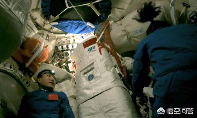 登上太空的两位宇航员，王亚平的头发在空间站里为什么朝上