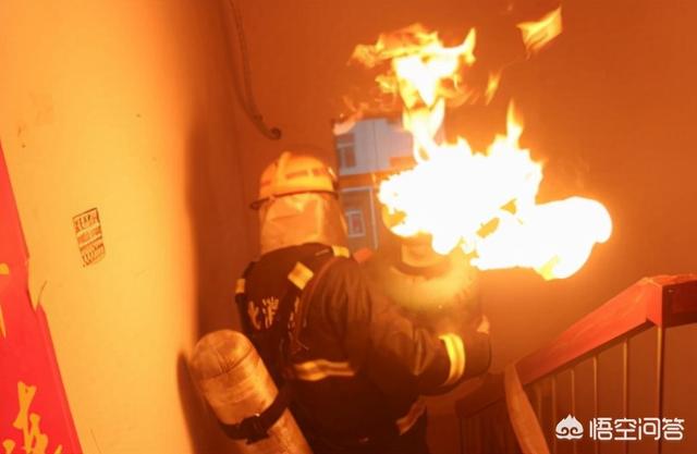 西安一烤肉店“卡式炉”发生爆炸，沈阳一饭店发生燃气爆炸，是什么导致的燃气爆炸时怎么自救