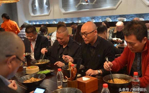 孟非老婆:孟非下车不慎撞到路人，妥善处理后成为朋友，如何看待这件事？