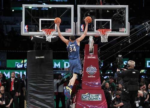 山羊扣篮:NBA真正可能摸到篮板上沿的人都有谁
