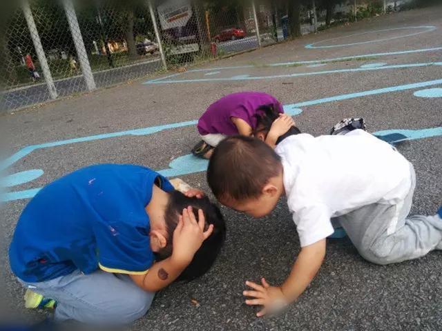 小孩 狗:我家孩子很喜欢小猫小狗，在小区看见就追，到底要不要养宠物呢？ 小孩狗咬了多长时间打针有效