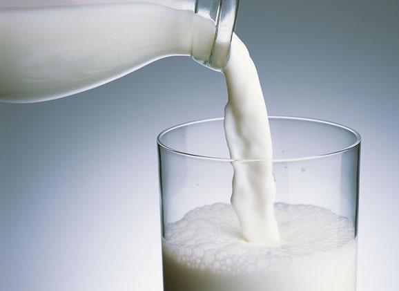 生牛乳是什么，宝宝喝的奶粉中脱脂牛乳与生牛乳和脱脂奶粉有什么区别