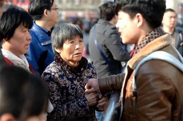 国庆中秋假期已过半:今年国庆公共场所人满为患，全然忘记了新冠病毒！该提醒吗