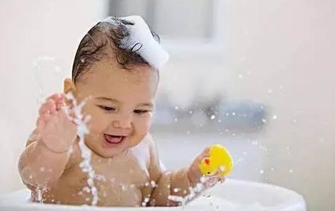 婴儿洗澡用什么药好:婴儿洗澡在什么时间洗好 满月的宝宝洗澡用什么中药可以去黄疸，求分享？