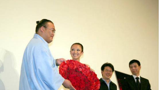 阿兰达瓦卓玛抽烟照:哪些中国明星在日本很受欢迎