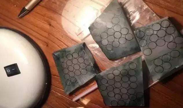 香港拍卖会上的顶级翡翠手镯,满绿的翡翠手镯一般什么样的价值最高？