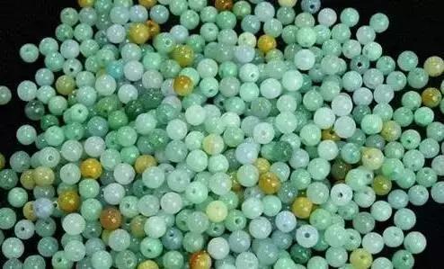 香港拍卖会上的顶级翡翠手镯,满绿的翡翠手镯一般什么样的价值最高？