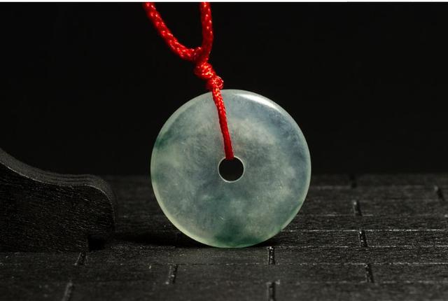 翡翠白月光手镯会变种吗,为什么翡翠手镯戴久了会变色发黄？