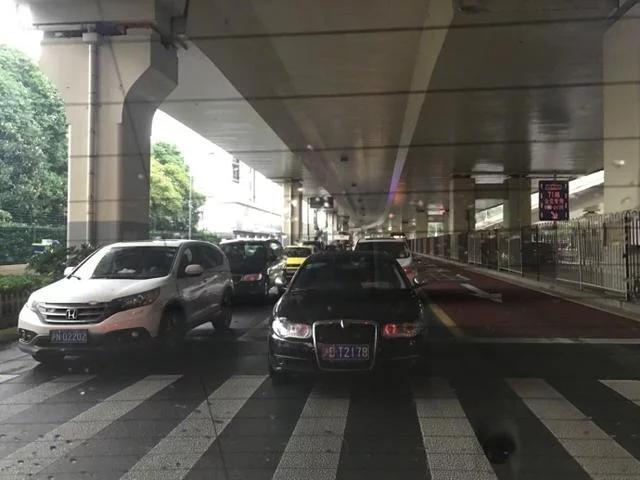 韩寒怒怼:你怎么看韩寒在微博怼上海公交专用道？
