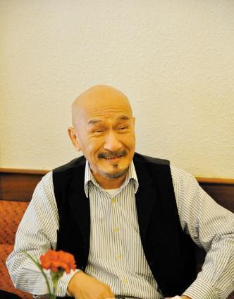 徐静蕾晒光头造型:剃光头会让人显年轻还是显老