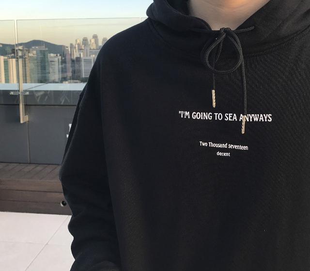 易烊千玺微:男生穿什么样的卫衣好看？