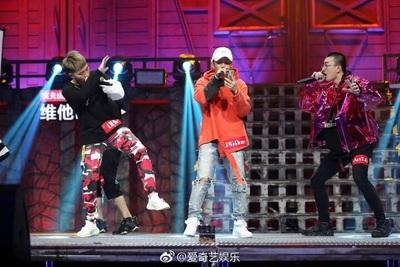 易烊千玺微:男生穿什么样的卫衣好看？