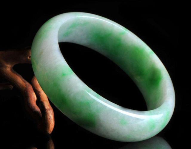 平安手镯的图片及价格,这个手镯市场价值有多少？