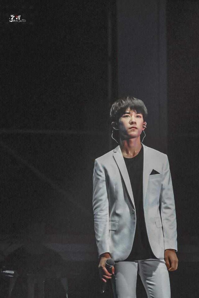 易烊千玺:易烊千玺是个什么样的男孩子？只是在00后里面很受欢迎吗？(00后男<a href=https://maguai.com/list/99-0-0.html target=_blank class=infotextkey>明星</a>排行榜100名)