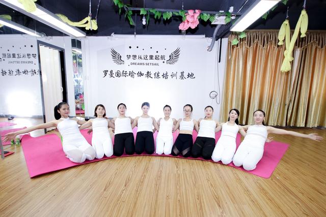 瑜伽狗:你觉得什么体式是瑜伽中最丑的？却效果最好？ 瑜伽狗式动作图片
