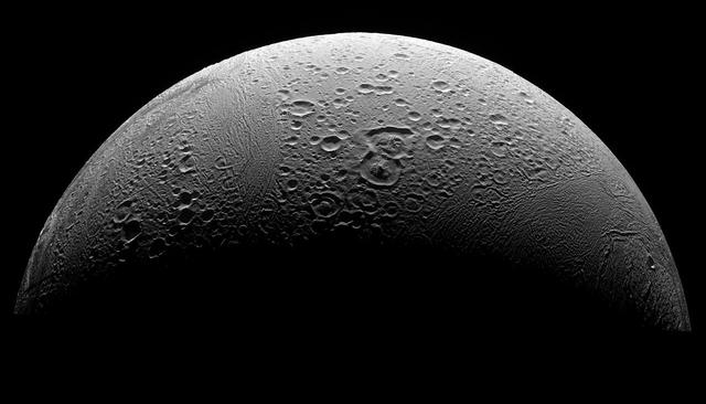 精选优质答案:土卫二是一颗尺寸相对较小的卫星,其平