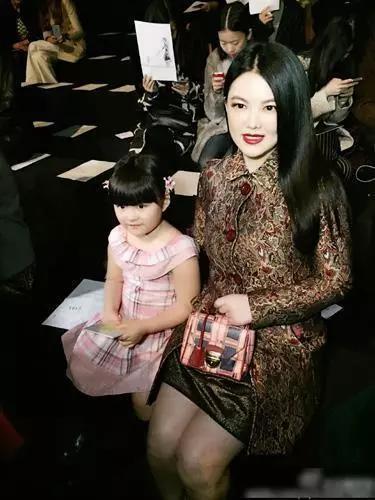 李小冉老公是谁:李湘李小冉同框，为什么二人同岁面貌体态却相差巨大？