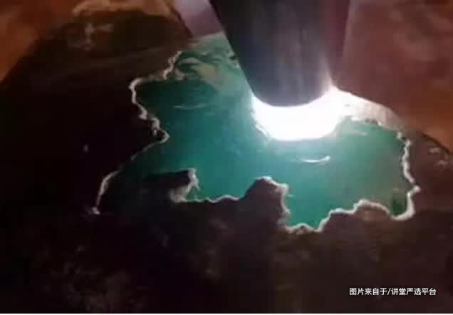 翡翠原石打灯荧光图解,翡翠原石的打灯主要是为了看什么？