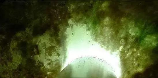 翡翠原石打灯荧光图解,翡翠原石的打灯主要是为了看什么？