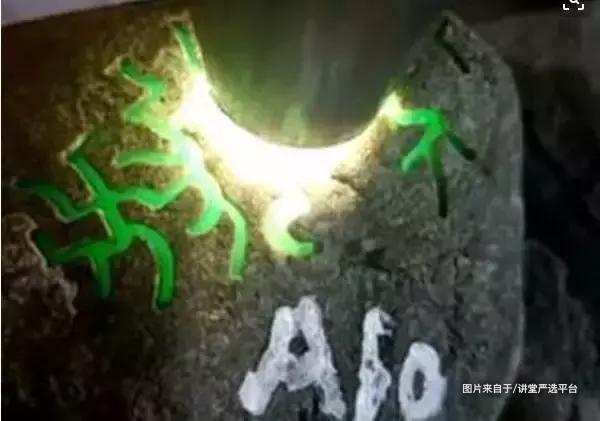 翡翠原石打灯荧光图解,翡翠原石的打灯主要是为了看什么？