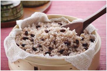 米饭养生知识100例,1斤米放多少水，才保证蒸出米饭做出炒饭粒粒分明？