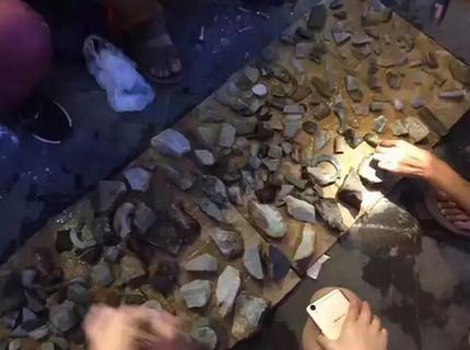 玉石在哪里挖,云南腾冲现挖翡翠一条街，挖到就是宝贝吗？