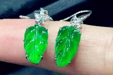 年轻人戴翡翠老气吗,佩戴翡翠是不是说明自己年纪大了？