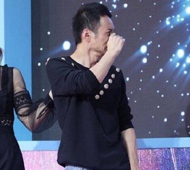 李维嘉回应筷子门:芒果台李维嘉代言翻车，被堵门口维权，请问他需要负法律责任吗？