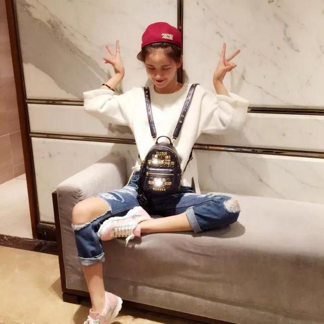 <a href=https://maguai.com/list/256-0-0.html target=_blank class=infotextkey>朋友圈</a>背景图高清:有哪些适合全面屏手机的壁纸？(适合全面屏手机的壁纸)