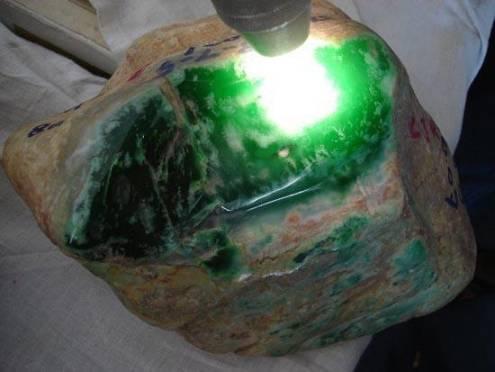 一亿翡翠原石切200亿,亿级翡翠原石是什么样的？