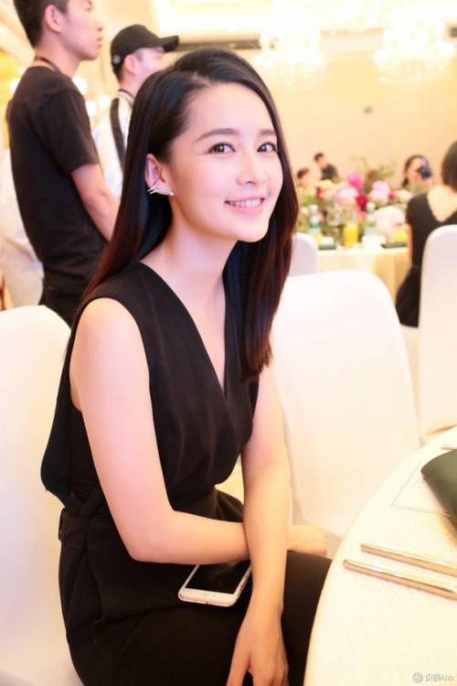 孙怡现在的老公是谁:孙怡和李沁俩人像不像姐妹谁更漂亮