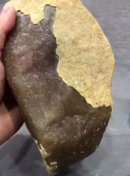 姐堆翡翠原石特点,达马坎香洞翡翠原石赌石有哪些特征？