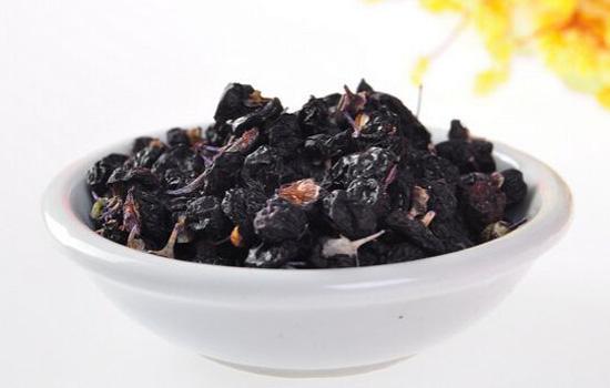 黑枸杞可以配菊花喝吗，黑枸杞除了泡水喝还有其他吃法吗？