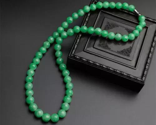 香港拍卖会上的顶级翡翠手镯,满绿的翡翠手镯一般什么样的价值最高？