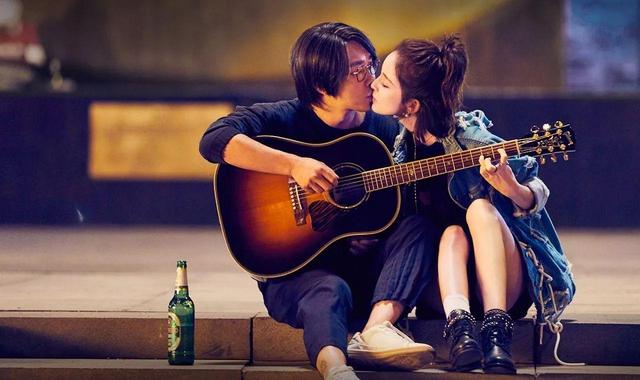 《羞羞的铁拳》VS《缝纫机乐队》为何口碑“半斤八两”票房“天上地下？