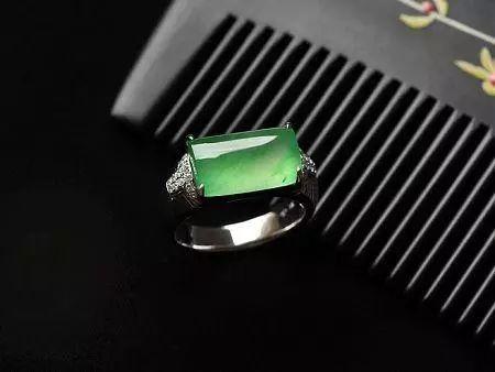 翡翠白月光手镯会变种吗,为什么翡翠手镯戴久了会变色发黄？