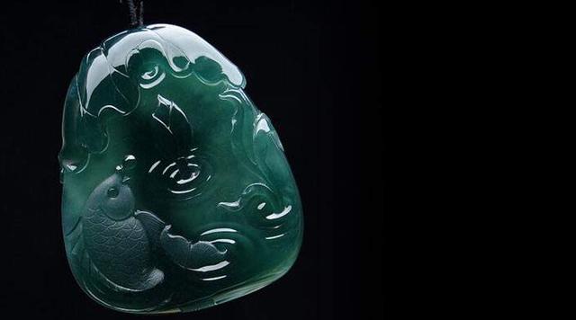 翡翠白月光手镯会变种吗,为什么翡翠手镯戴久了会变色发黄？