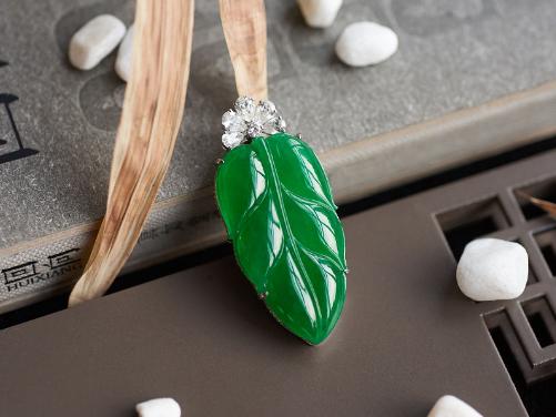 翡翠白月光手镯会变种吗,为什么翡翠手镯戴久了会变色发黄？