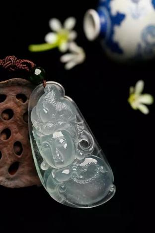 翡翠白月光手镯会变种吗,为什么翡翠手镯戴久了会变色发黄？