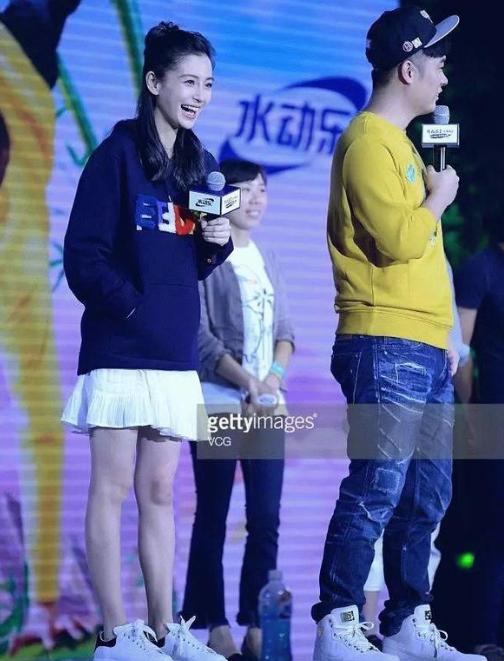 杨紫胸:明星真的腿都是自然细长直吗？