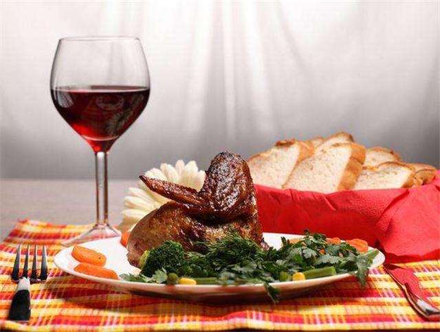 红酒适合配什么菜，有哪些美食搭配葡萄酒食用更佳？