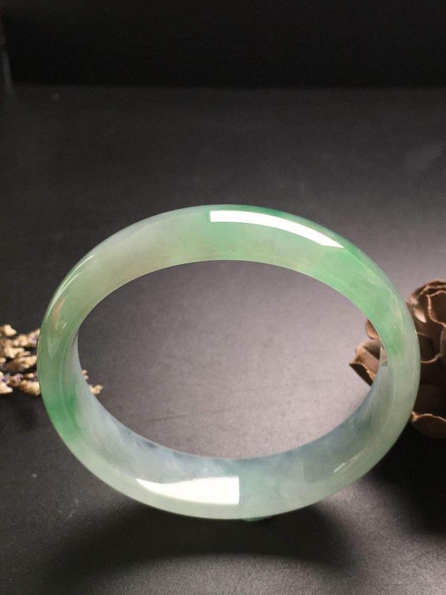 平安手镯的图片及价格,这个手镯市场价值有多少？