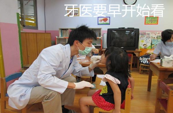 巧虎上厕所:巧虎上厕所的搞笑动画 大家都怎么给宝贝刷牙的？