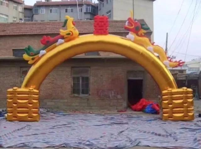 金供门:当你第一次听到“金拱门”时，心里什么感觉